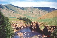 Fluss oberhalb des Wasserfalls